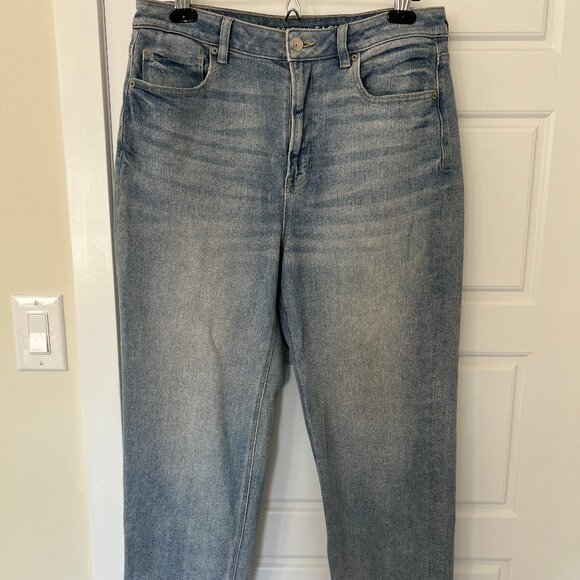 EUC - American Eagle - Size 12 - Straight Regular Mom Jeans Light Wash - Picture 1 of 4